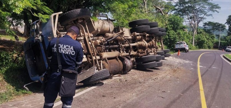 Reportan rastra volcada tras explotar una llanta