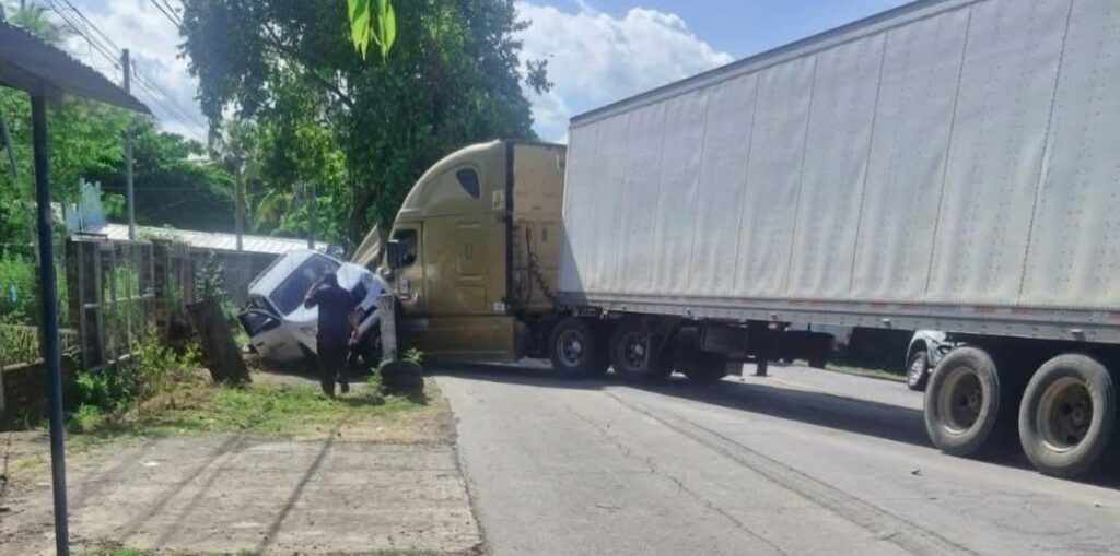 Reportan fuerte accidente entre una rastra y un pickup en Usulután