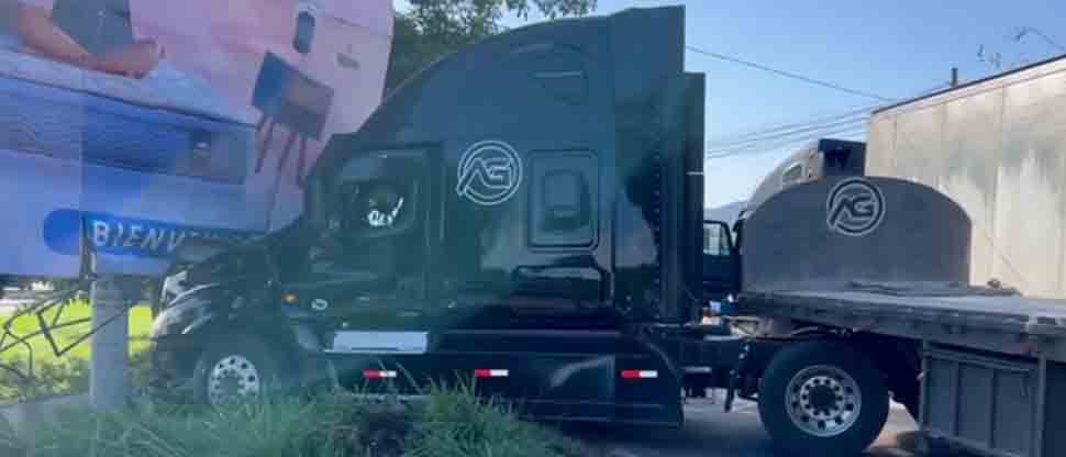 Conductor de rastra impacta contra valla publicitaria en Ciudad Arce
