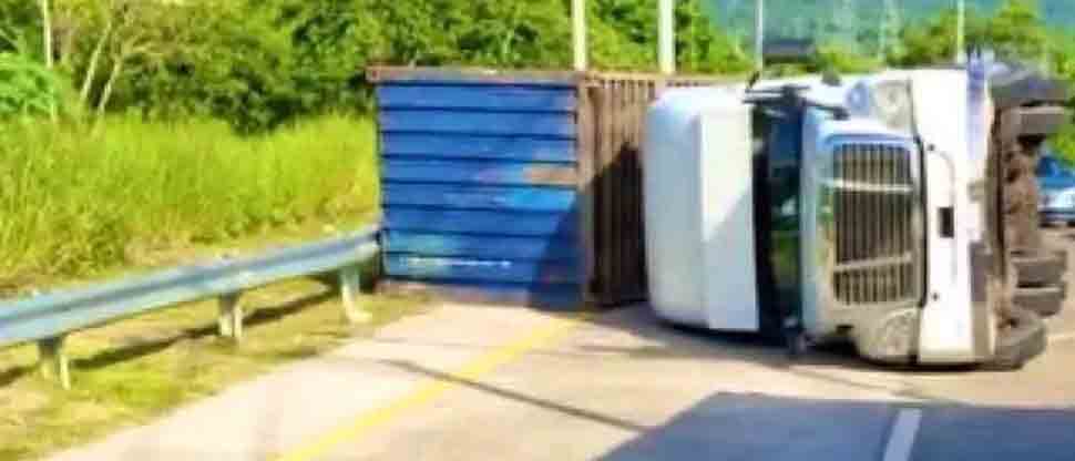 Rastra accidentada  terminó volcada por sobrepeso
