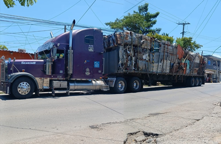 Rastra se pasa llevando cables del tendido eléctrico y provoca interrupción en el servicio de energía