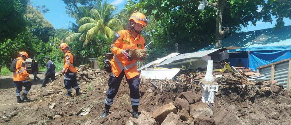 Protección Civil remueve escombros de viviendas afectadas por fuertes sismos