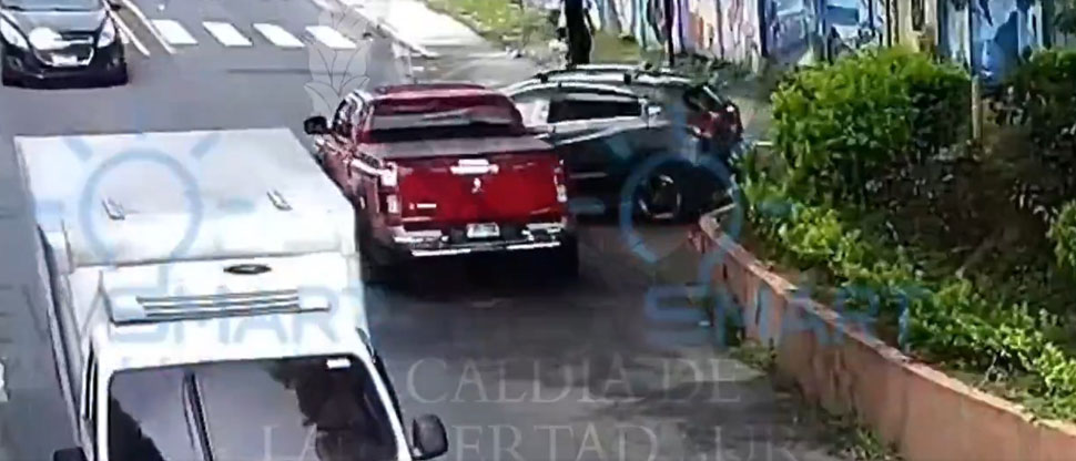Conductor irrespeta señal de alto y provoca accidente de tránsito en Santa Tecla