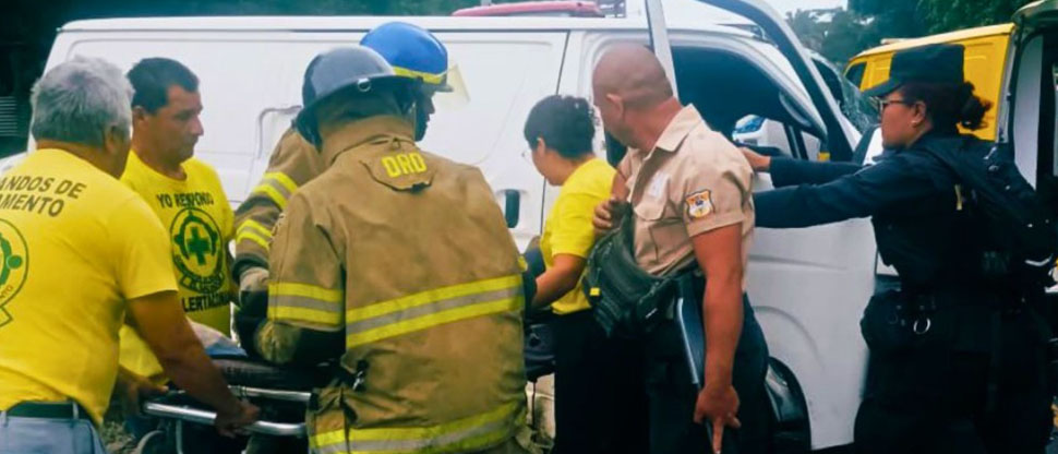 Sujeto manejaba a excesiva velocidad y choca con un microbús en Santa Ana
