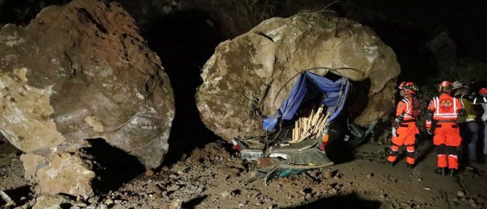 Guatemala: roca cae sobre vehículo donde se transportaba un padre y su hijo, ambos fallecieron