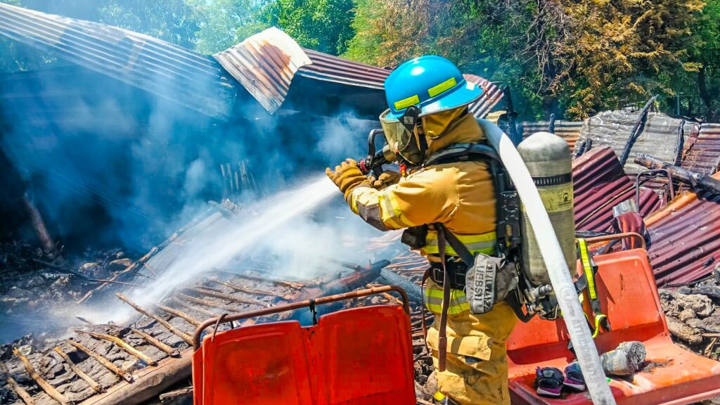Voraz incendio consume una vivienda en Tecoluca, San Vicente