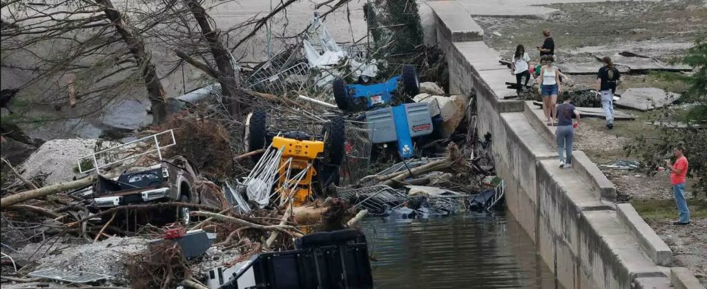 Aumenta a 104 el número de muertos por inundaciones en Texas
