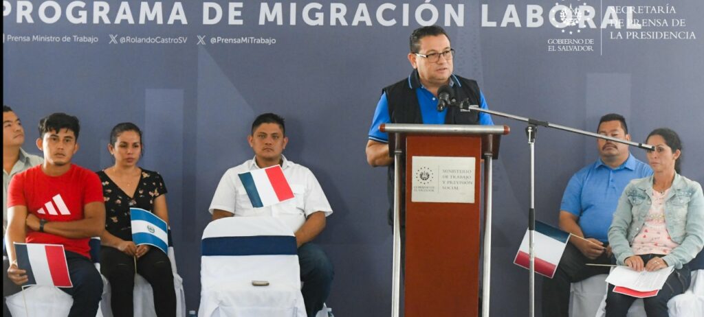 Nuevo grupo de salvadoreños viaja a Francia para trabajar legalmente