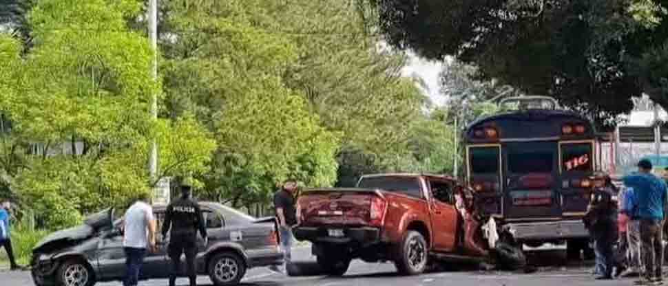 Triple accidente deja 2 lesionados en San Vicente