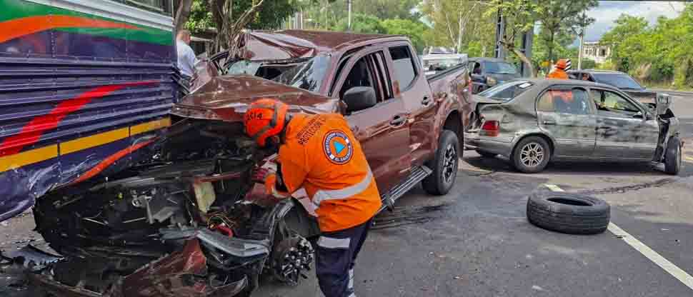 Confirman 1 persona lesionada en triple accidente en San Vicente