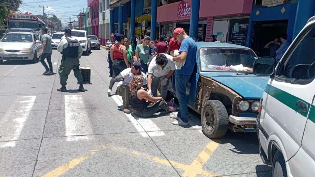 Mujer es atropellada cuando se cruzaba la calle en Santa Tecla
