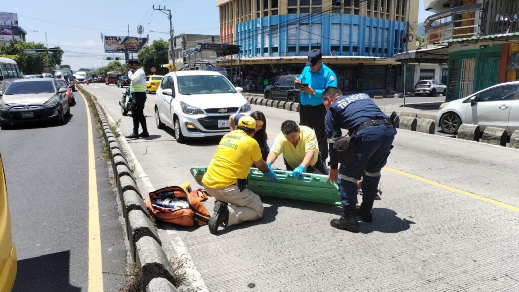 Auxilian a hombre que fue atropellado sobre la Juan Pablo II
