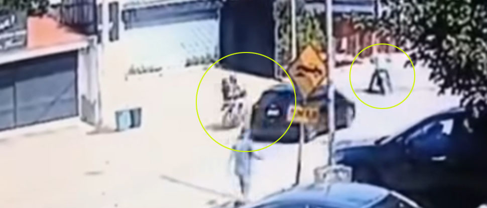 Captan momento del choque entre dos motociclistas en carretera a Santa Ana
