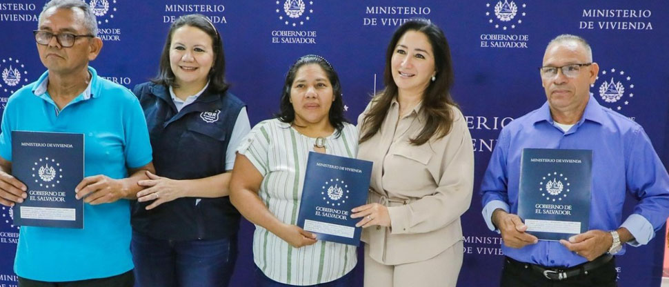 Ministra de Vivienda entrega lotes a familias estafadas por ARGOZ