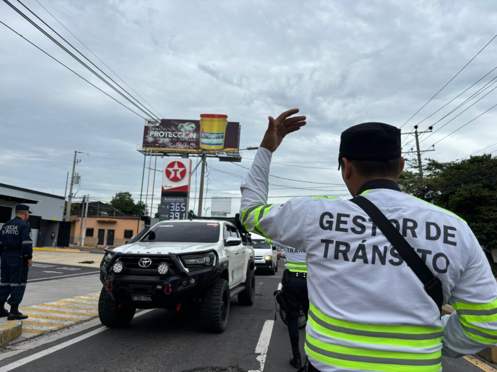 Habilitan paso vehicular en bulevar Venezuela donde una rastra se accidentó esta mañana