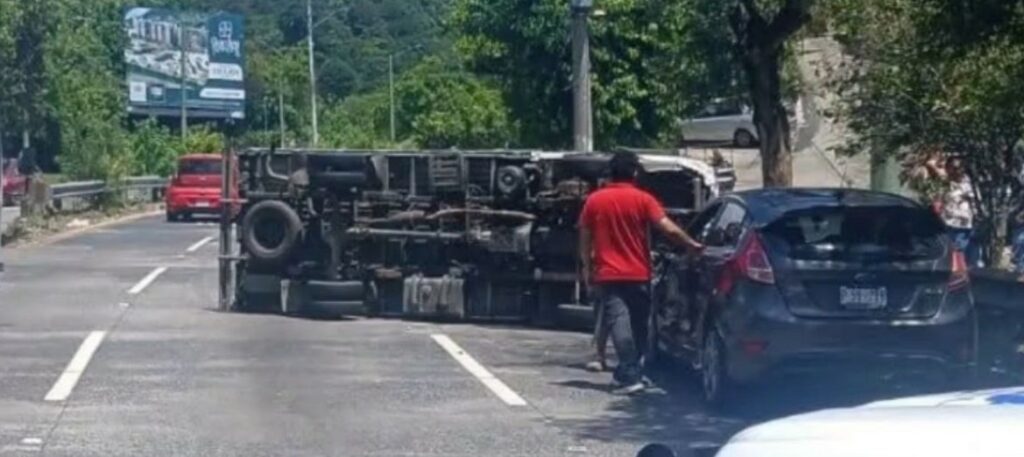 Reportan camión volcado sobre autopista a Comalapa