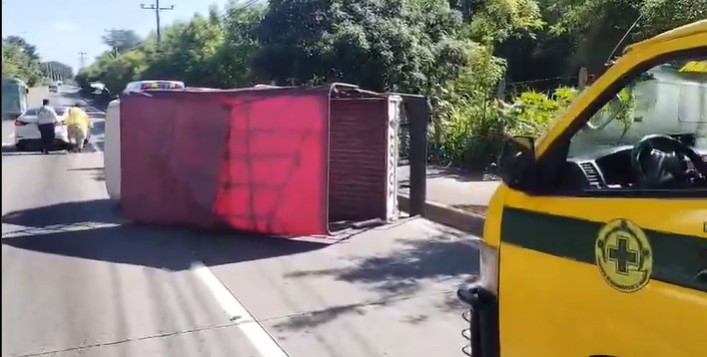 Reportan camión volcado sobre autopista a Comalapa