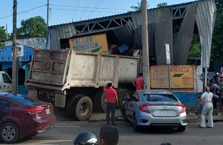 Conductor de volqueta pierde el control y se estrella contra un taller en Sonsonate