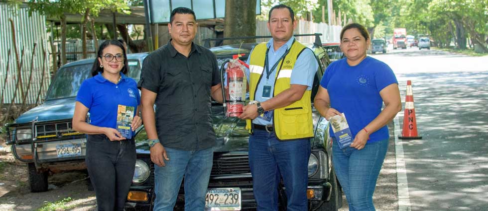 Dan implementos de seguridad a conductores con el objetivo de que tomen conciencia en la vía