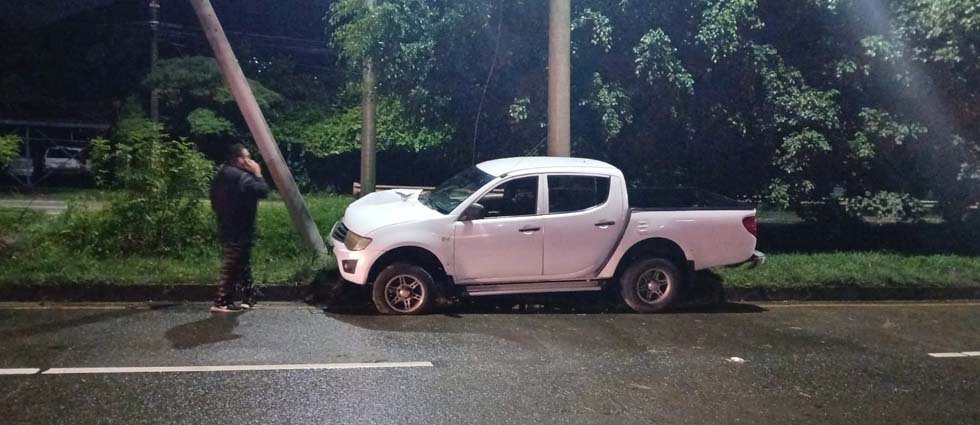 Conductor impacta contra un poste y pasajera resulta lesionada en la autopista a Comalapa