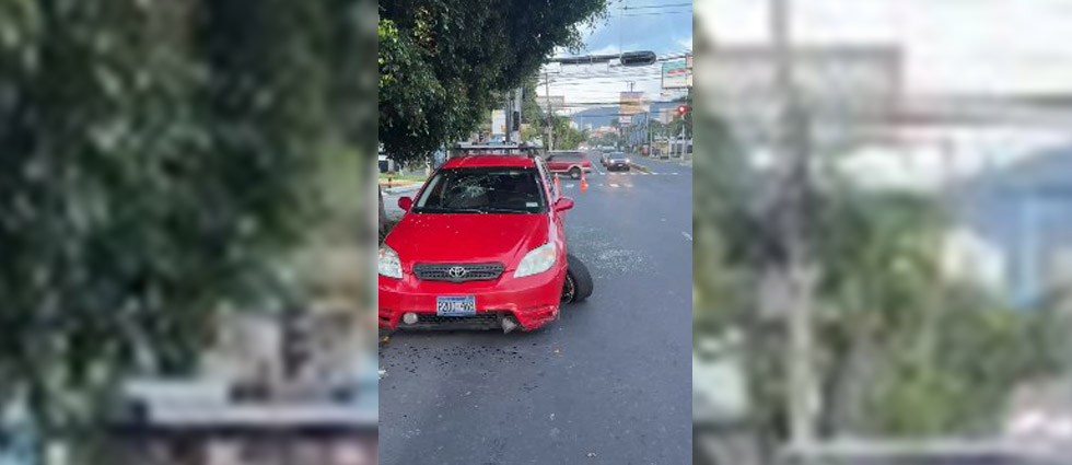 Conductor abandona vehículo tras chocar contra separadores en el Paseo General Escalón