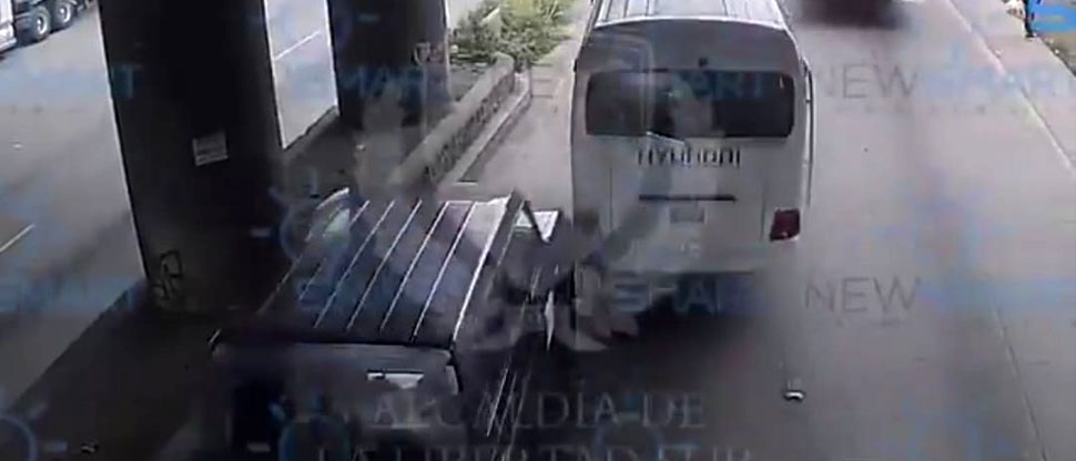 Microbusero provoca accidente tras invadir carril en carretera Los Chorros