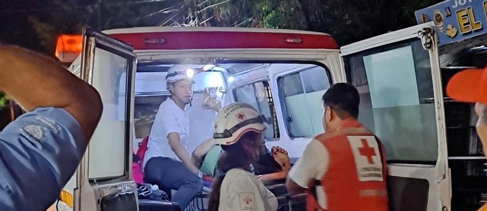 Hombre sufre fractura expuesta tras caer de un techo en San Salvador