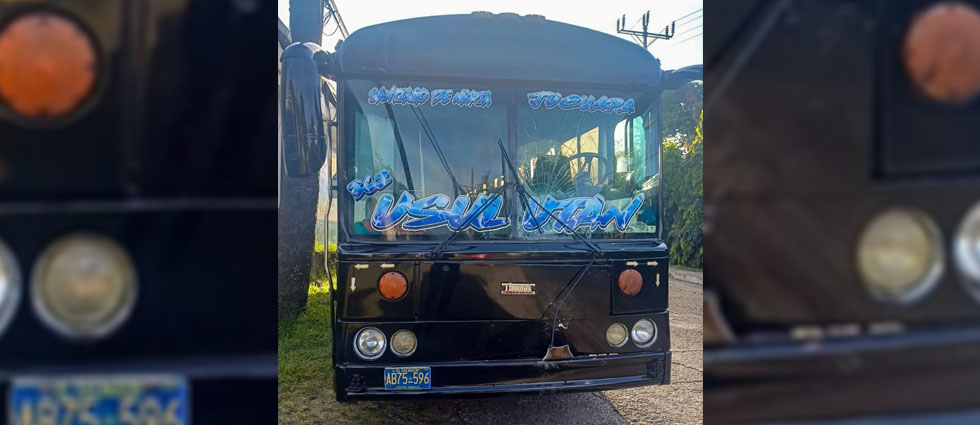 Arrestan a sujeto que invadió carril e impactó de frente contra un autobús: ¡andaba ebrio!