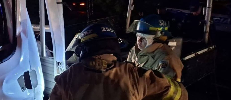 Auxilian a conductor tras colisionar contra un camión sobre la carretera de Oro