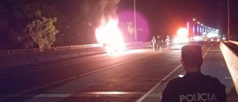 Una persona perdió la vida en vehículo que se incendió tras accidentarse en San Miguel