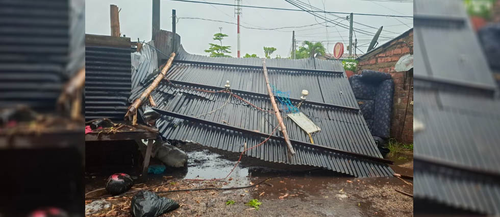 Vientos derriban el techo de una vivienda en San Salvador