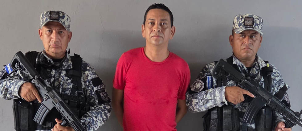 Ahuachapán: sacan de las calles a sujeto que hurtaba celulares en autobuses en las horas pico