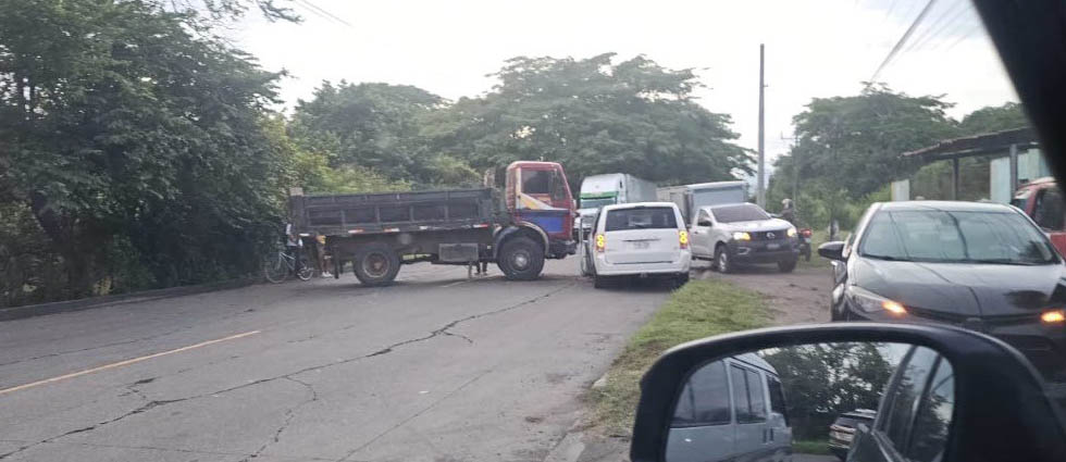 Reportan al menos un lesionado tras fuerte siniestro vial en San Miguel