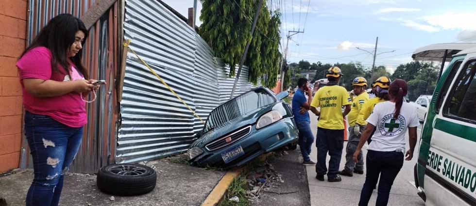 Conductor pierde el control del vehículo y acaba en la canaleta sobre la Troncal del Norte