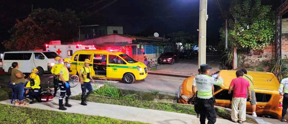 Auto sufre fallas mecánicas e impacta contra un poste del tendido eléctrico calle al Boquerón