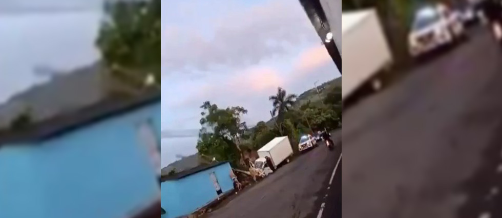 Vehículo choca contra un poste y deja dos lesionados en La Libertad
