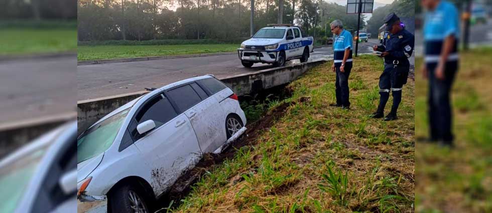 Conductor intenta hacer un retorno y acaba en la canaleta sobre la carretera Panamericana