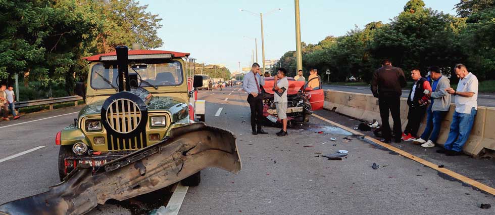 Conductor impacta contra separadores, cae y lo arrollan varios autos en el bulevar Monseñor Romero
