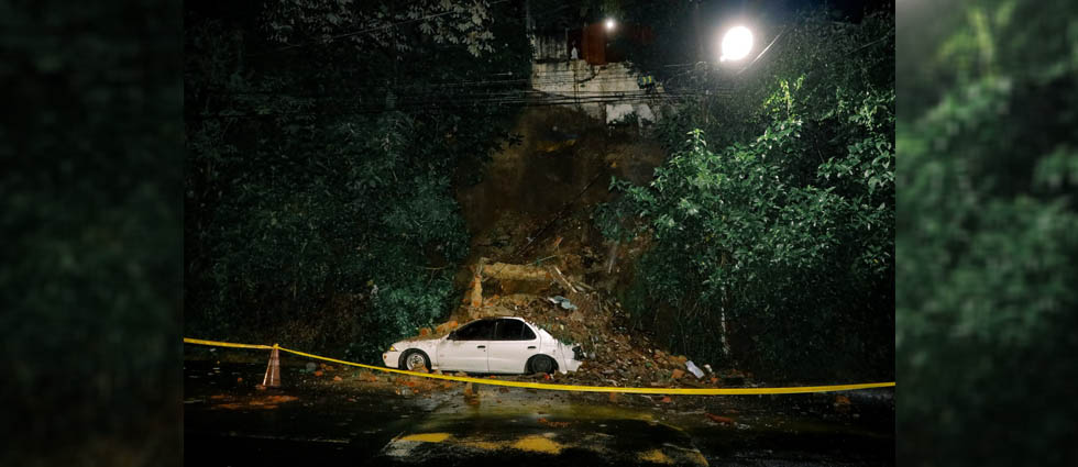 Evacúan a familia tras colapsar un muro en su vivienda en Mejicanos