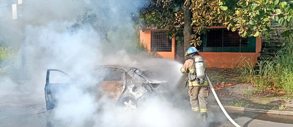 Sofocan incendio en auto que se incendió en plena marcha en Santa Ana