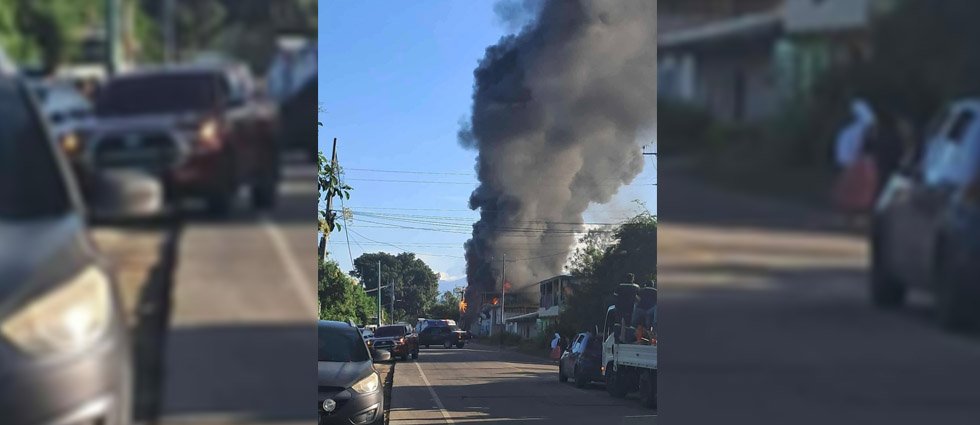 Reportan voraz incendio en negocio de Santa Ana