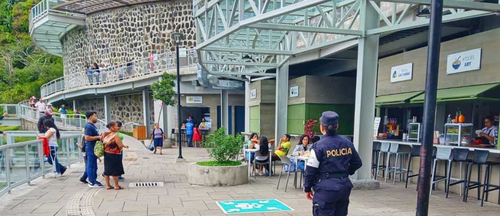 Policías garantizan seguridad en sitios turísticos de El Salvador: «La seguridad y el agradable clima atraen a las familias»