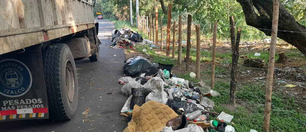 MOPT interviene zona no autorizada donde personas arrojaban basura en Santa Ana