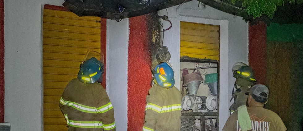 Bomberos atienden emergencia donde cableado se había incendiado en vivienda de Chalatenango