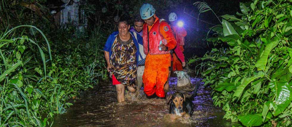 Evacuan a una familia con todo y mascotas hacia un albergue del Gobierno en Chalatenango