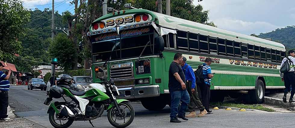 ¡Héroe! Autobús se queda sin frenos en Los Chorros y conductor maniobra y salva a todos