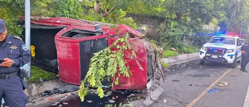 Conductor se salva de milagro tras volcar en carretera Litoral