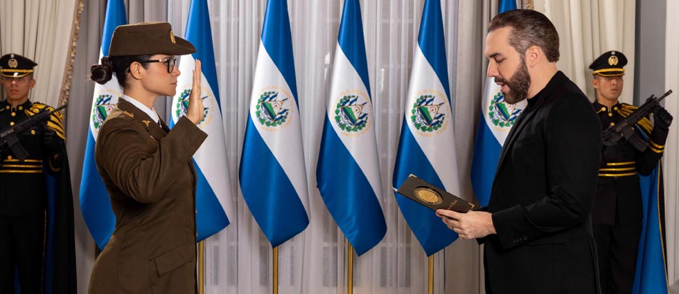 Presidente Nayib Bukele juramenta a la capitán y doctora Karla Trigueros como ministra de Educación