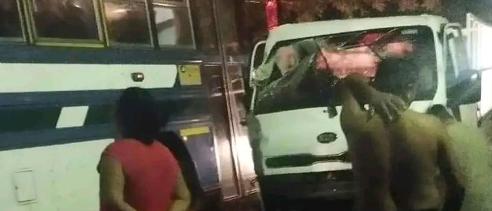 Pasajeros viven momentos de pánico tras chocar autobús contra pick up en Santa Ana