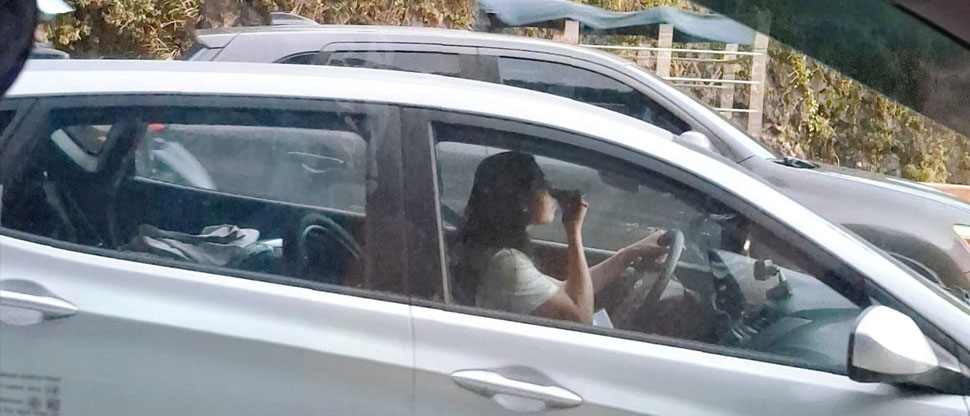 Captan a conductora que se descuida del volante por irse maquillando